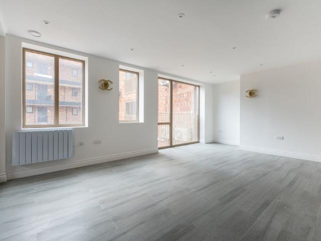2 Bed Flat, Sargeant Court, TW4