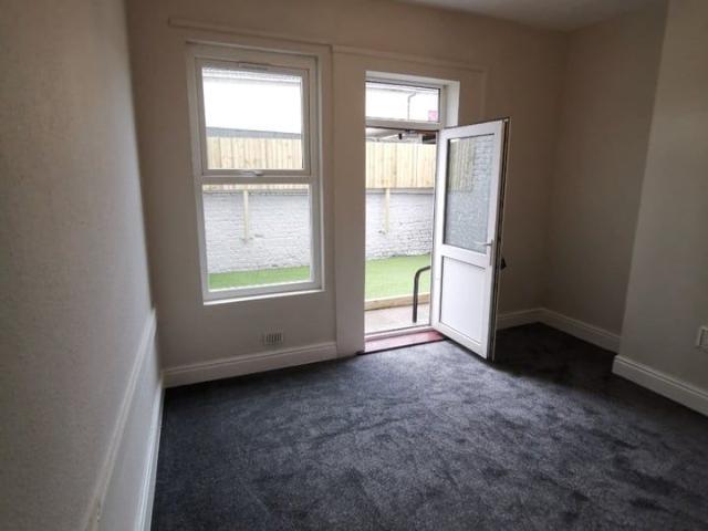2 Bed Flat, Selby Street, CH45