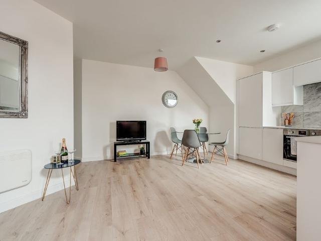 2 Bed Flat, Sharrow Vale Road, S11