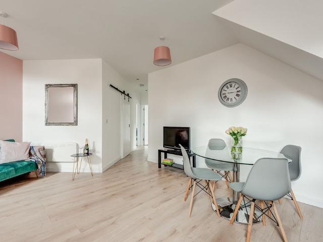 2 Bed Flat, Sharrow Vale Road, S11