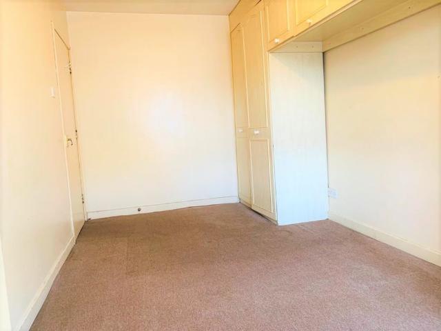 2 Bed Flat, Springfield Court, IG1
