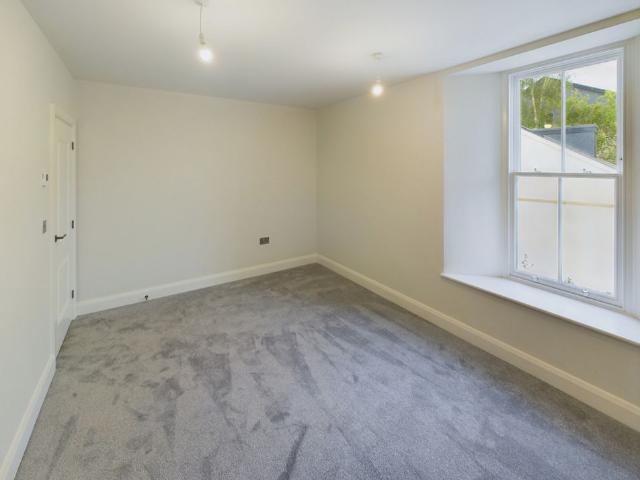 2 bed Flat To Let