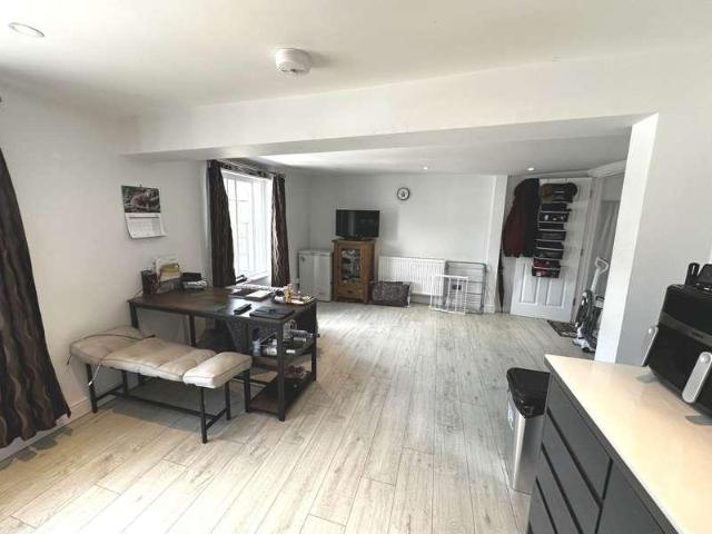 2 bed flat to rent