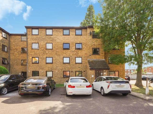 2 bed flat to rent £1,750 pcm £404 pw