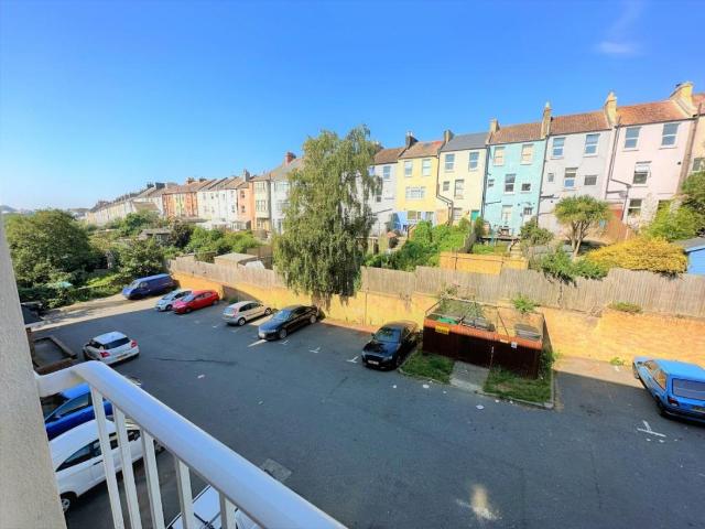 2 bed flat to rent