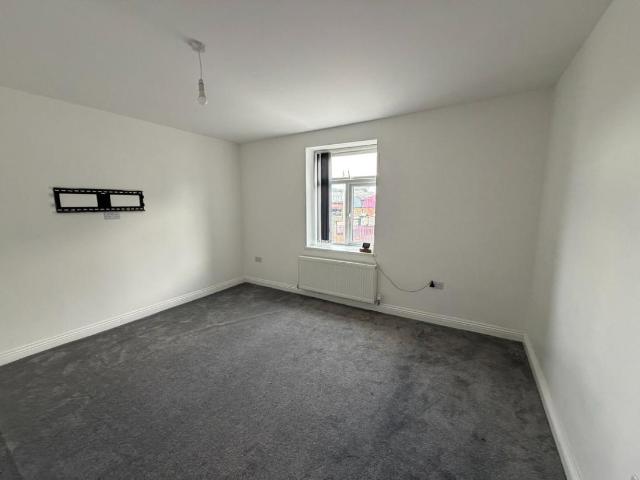2 bed flat to rent