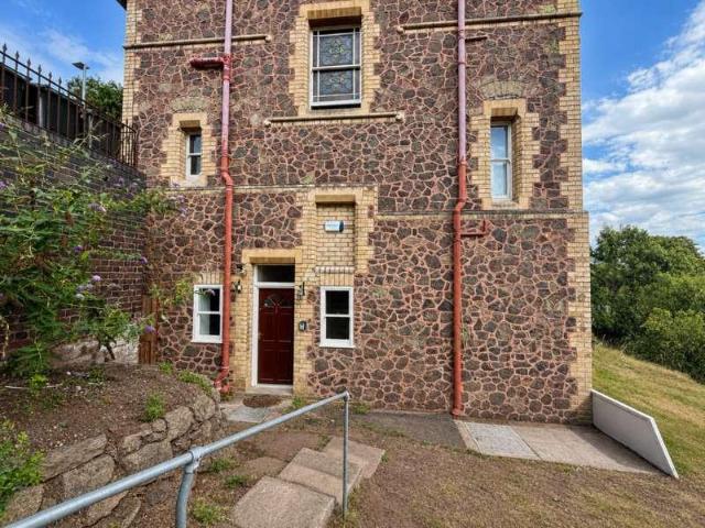 2 bed flat to rent