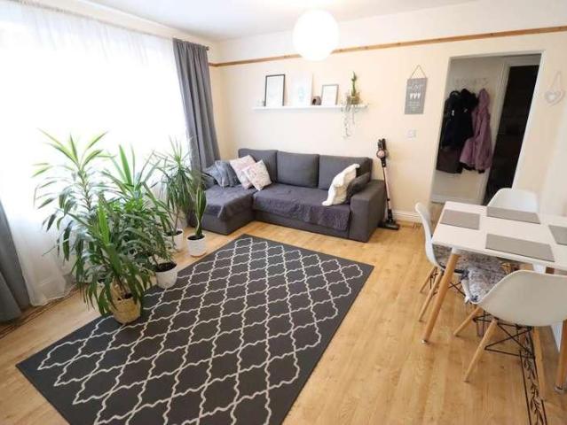 2 bed flat to rent