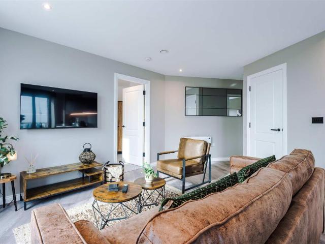 2 bed flat to rent Cotton Wy, Hackbridge, London SM6 7FA