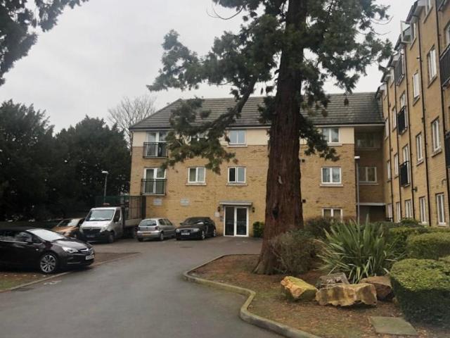 2 bed flat to rent Harefield Rd, Uxbridge UB8