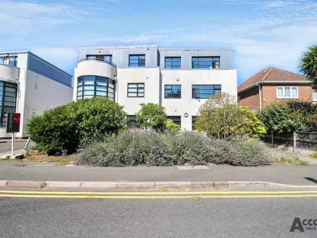 2 bed flat to rent in Camellia Close, Brentwood, CM13