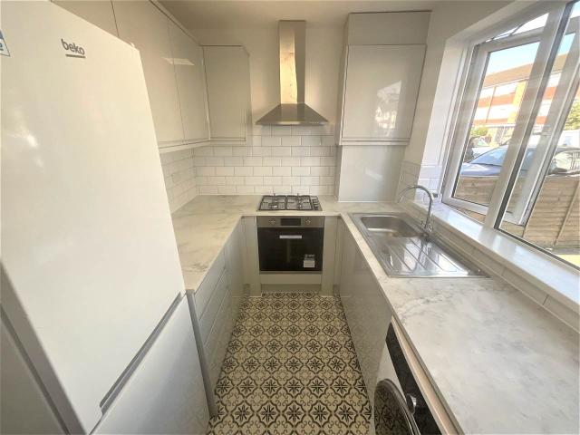 2 bed flat to rent in chadwell avenue, chadwell heath, rm6