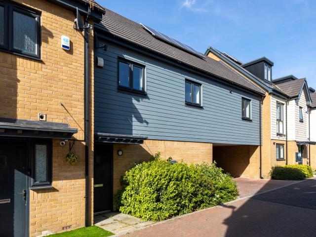 2 bed flat to rent in becket close, woodford green, ig8