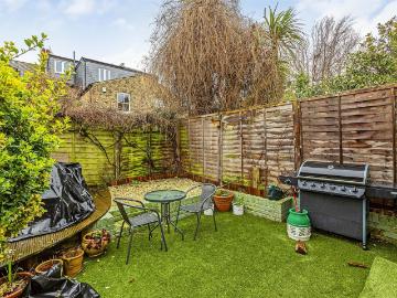 2 bed flat to rent in Beechcroft Road, East Sheen, SW14 | James Anderson