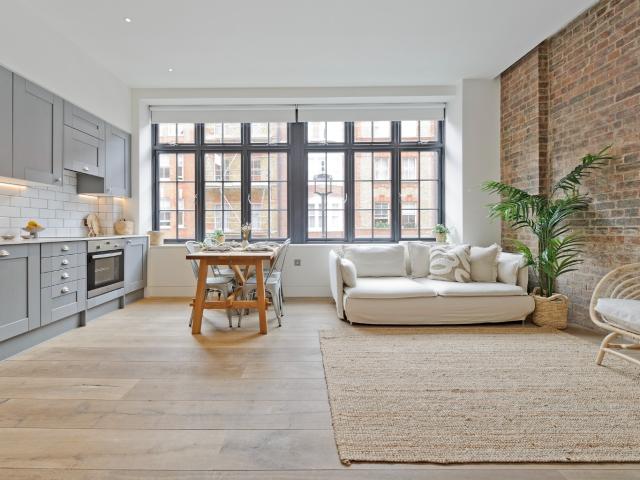 2 bed flat to rent in great titchfield street, london, w1w