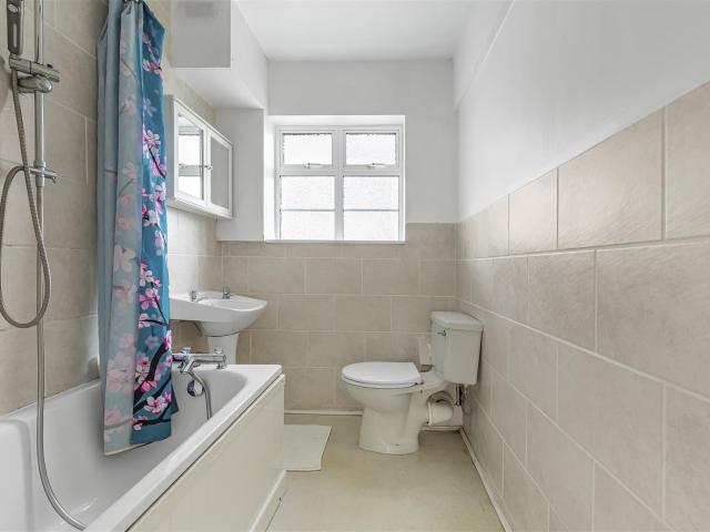 2 bed flat to rent in Deanhill Court, East Sheen, SW14 | James Anderson