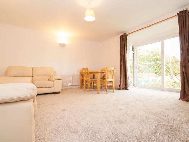 2 bed flat to rent in Forest Road, Poole, BH13