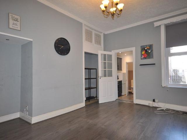 2 bed flat to rent in Fairfield Road, West Jesmond, NE2