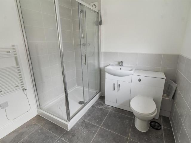 2 bed flat to rent in Flat 2, Forest Road West, Nottingham, NG7 4EQ