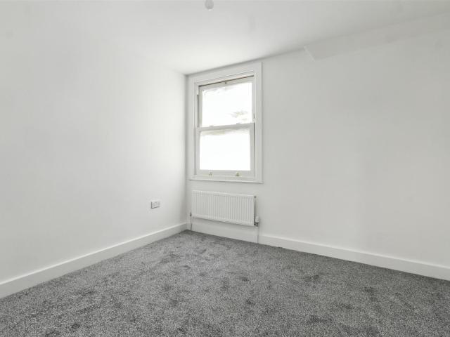 2 bed flat to rent in Flat 3 Forest Road West, Nottingham, NG7 4EQ