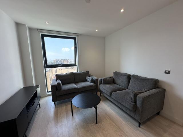 2 bed flat to rent in Holdenhurst Road,, BH8