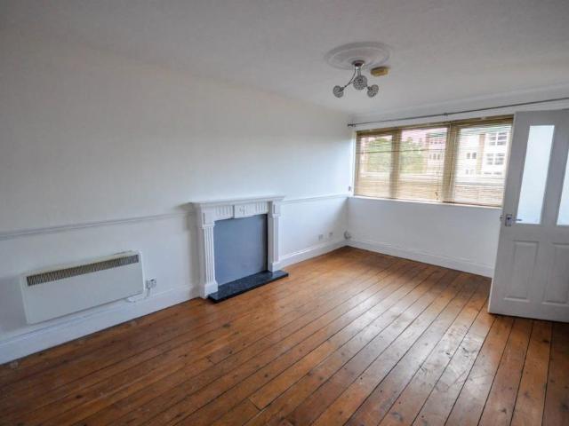 2 bed flat to rent in Haydon Close, Red House Farm, NE3