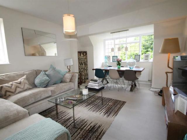 2 bed flat to rent in High Road, Bushey, WD23
