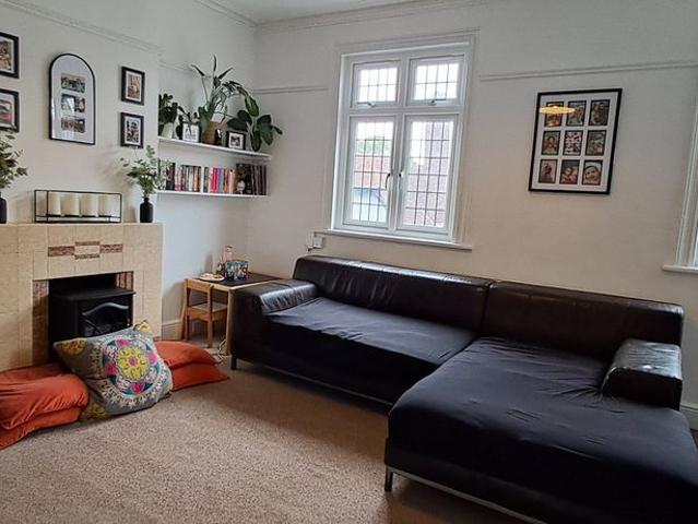 2 bed flat to rent in High Street, Bushey, WD23