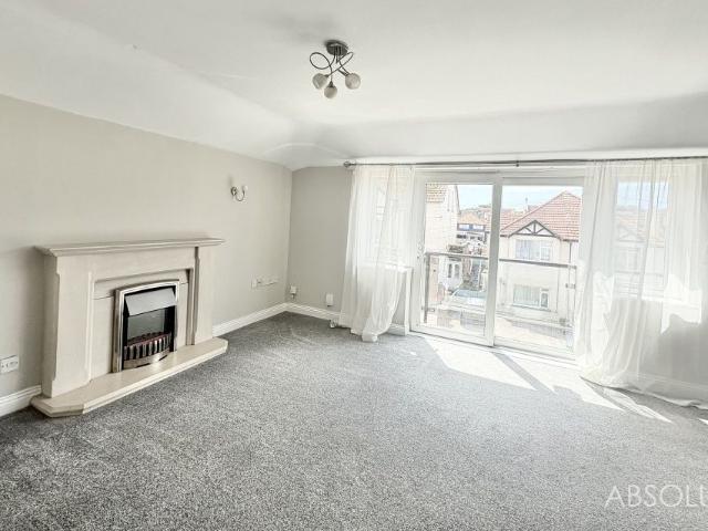 2 bed flat to rent in Manor Road, Paignton, TQ3