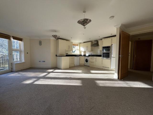 2 bed flat to rent in North Road, Poole, BH14