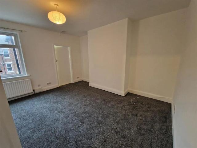 2 bed flat to rent in Simonside Terrace, Heaton