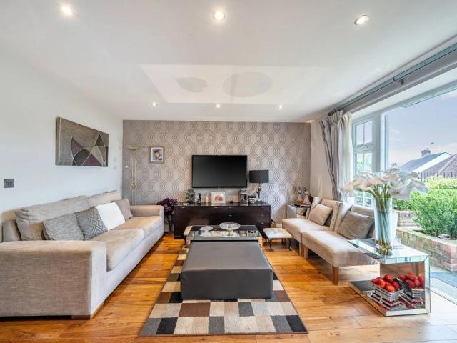 2 bed flat to rent in Sparrows Herne, Bushey, WD23
