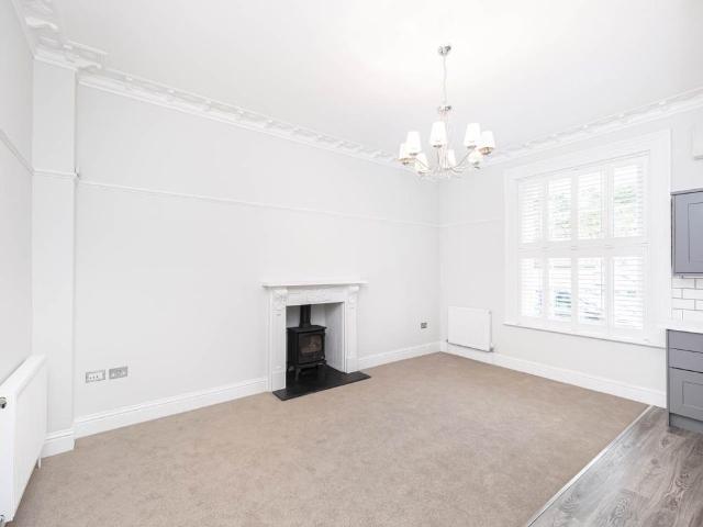 2 bed flat to rent in St Peters Road, Parkstone, BH14