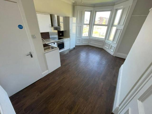 2 bed flat to rent in Park Road, Sunderland