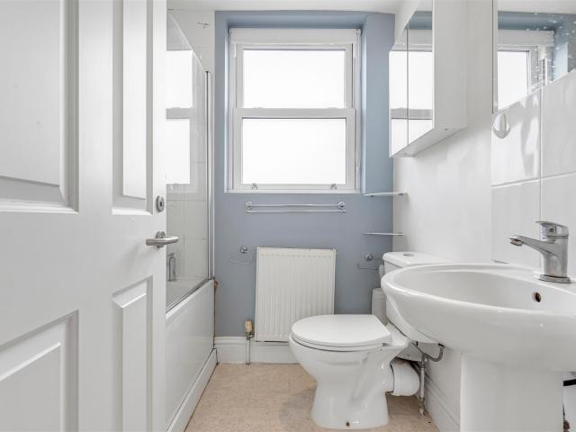 2 bed flat to rent in Penrhyn Crescent, East Sheen, SW14 | James Anderson