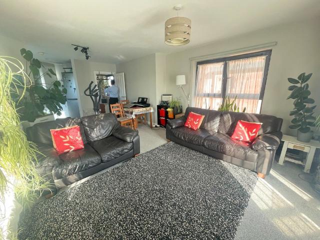 2 bed flat to rent in Raven Close, Watford, WD18