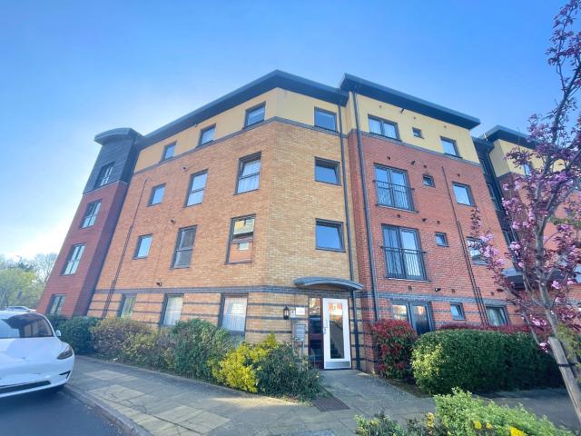 2 bed flat to rent in raven close, watford, wd18