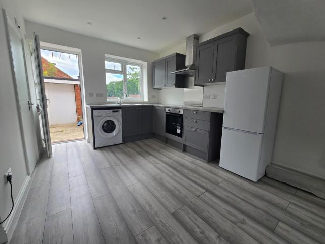 2 bed flat to rent in watford, wd19