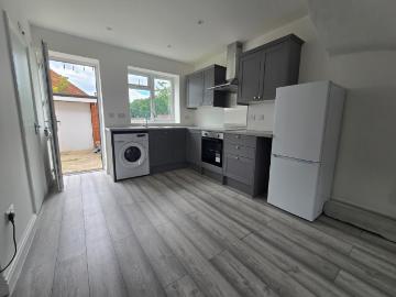 2 bed flat to rent in watford, wd19
