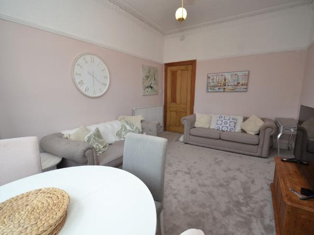 2 bed flat to rent in Waverley Gardens, Glasgow, G41