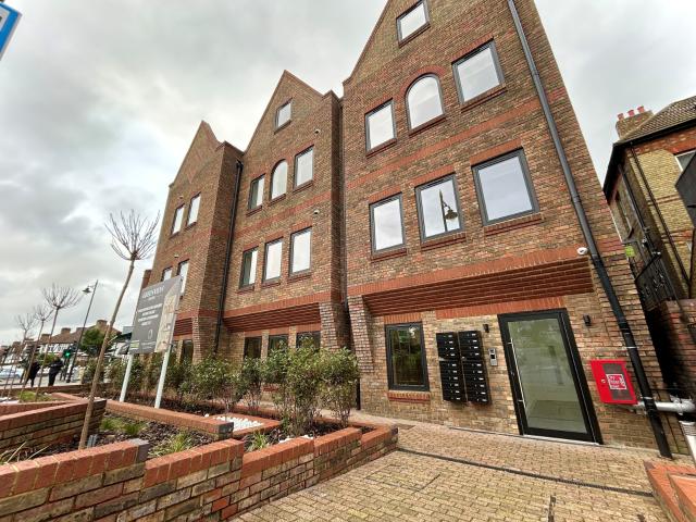 2 bed flat to rent in Wallington, Surrey, SM6