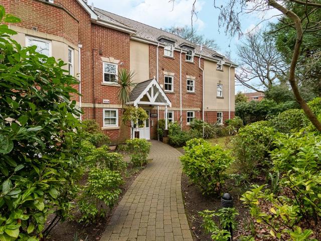 2 bed flat to rent in Wimborne Road, Bournemouth, BH2
