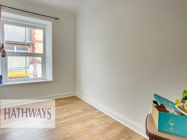 2 bed flat to rent in Windsor Road, Griffithstown, NP4