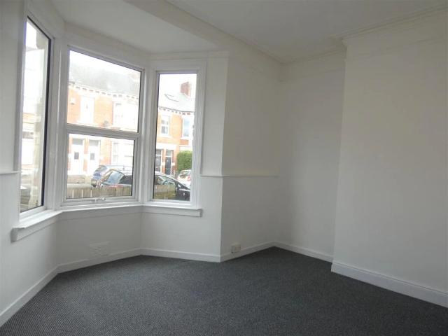 2 bed flat to rent in Trewhitt Road, Heaton