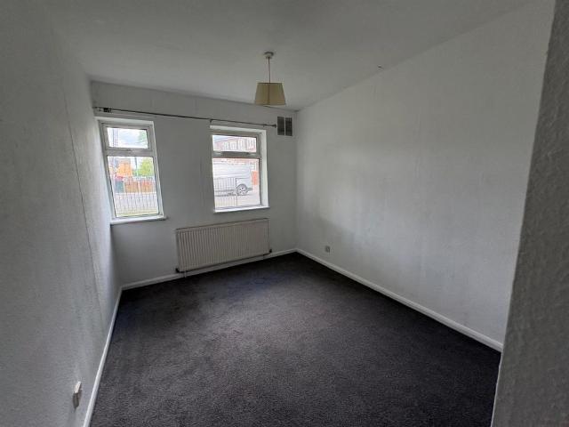 2 bed flat to rent in Trinity Avenue, Northampton, NN2