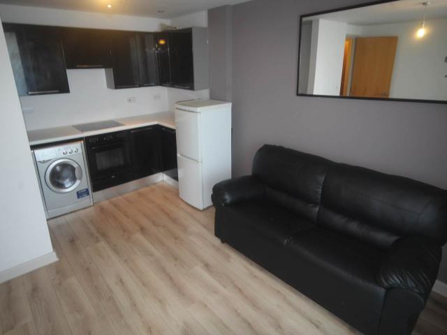 2 bed flat to rent in ven, Stone Street, BD1