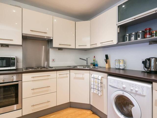 2 bed flat to rent Stanley Park Rd, London SM6 0HJ
