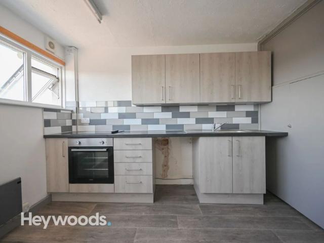 2 bed flat to rent Stone Road, Bridge Court Stone Road, ST4