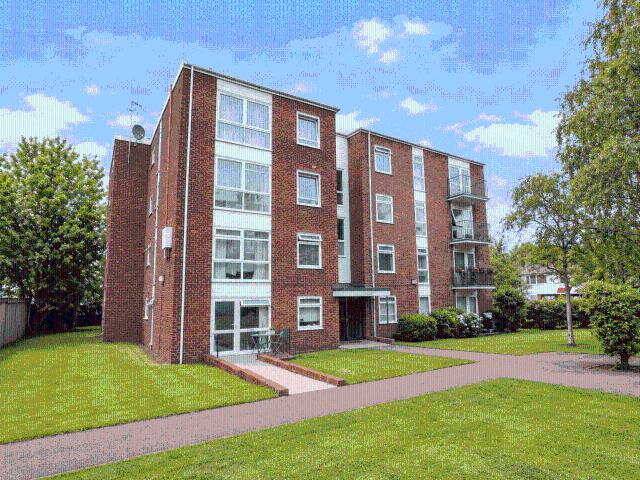 2 bed flat to rent Woodcote Road, London SM6