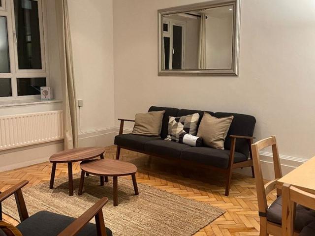 2 Bed Flat, Triangle Place, SW4